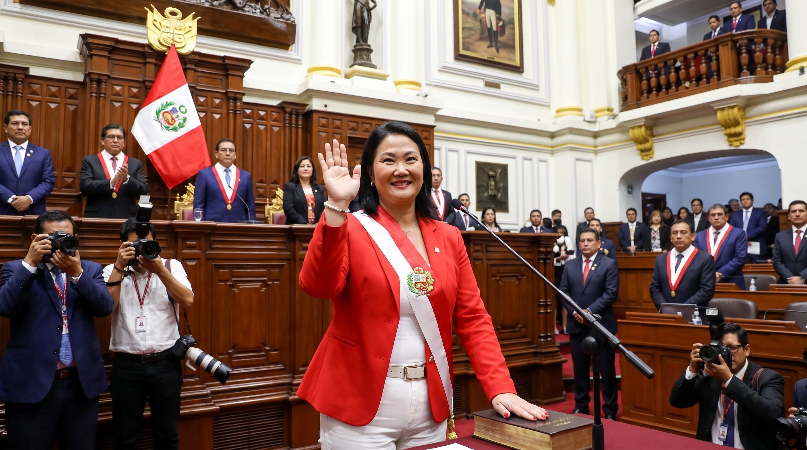 Keiko Fujimori saluda con la mano levantada en el Congreso de Perú, usando una banda presidencial. (Imagen Ilustrativa Infobae)