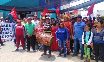 Indígenas solicitando que se designe