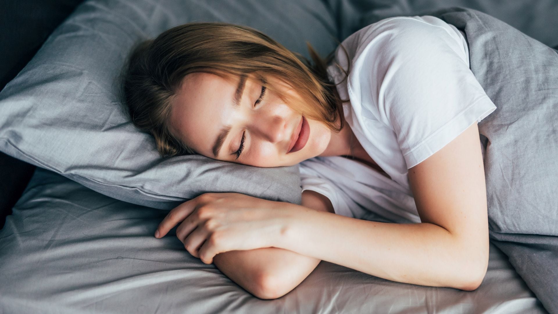 El cronotipo, definido por la biología y la genética, determina los horarios naturales de sueño de cada persona (Freepik)