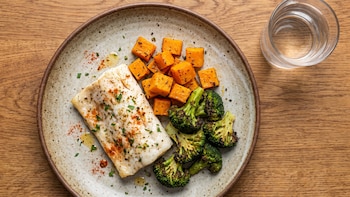 Receta de merluza con calabaza y brócoli asados, rápida y fácil