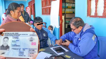 Un funcionario del Reniec toma