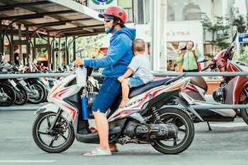 motocicleta niño pexels-streetwindy-2288291