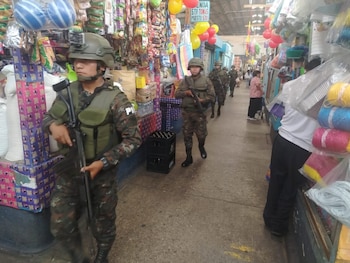El operativo busca reforzar la seguridad en centros de comercio golpeados por la delincuencia y las extorsiones. (Cortesía: Ejército de Guatemala)