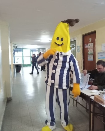 Un persona disfrazada de "Banana en Pijama" en la escuela San Francisco de Asís, Llavallol. (Twitter: @MiniNestor)