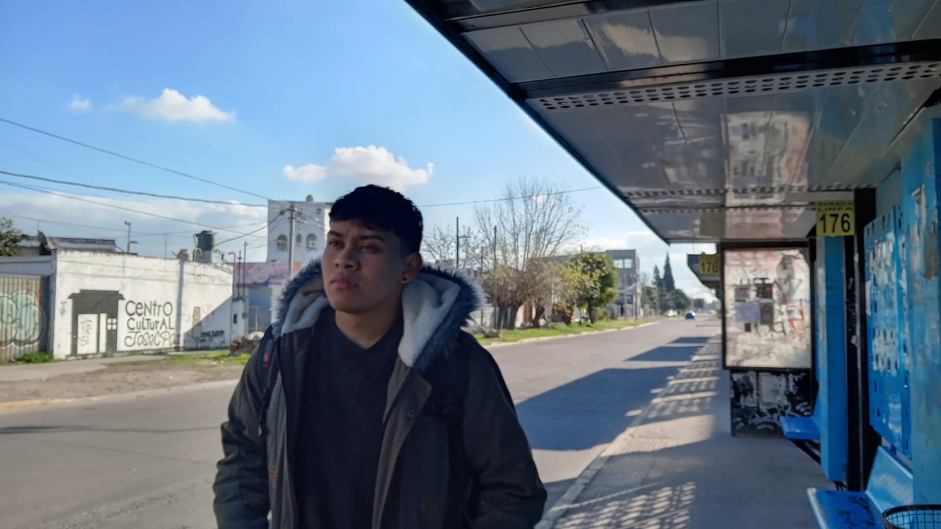 Jonathan Patiño tiene 25 años, vive en un barrio popular de José C. Paz, cursa la Licenciatura en Enfermería y, desde febrero, trabaja como camillero en un sanatorio privado. Para llegar debe invertir cerca de cuatro horas diarias en traslados