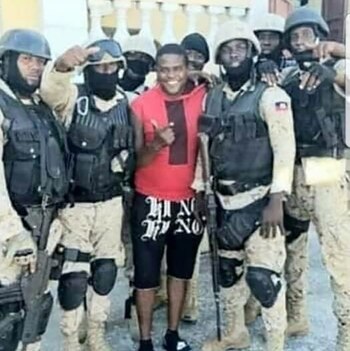 Jimmy Cherizier, alias Barbecue, posa