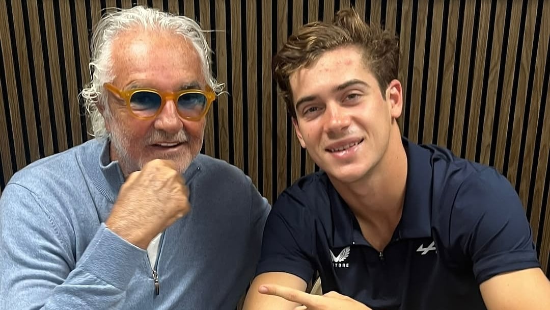Colapinto y Briatore tras la firma del contrato a comienzos del 2025