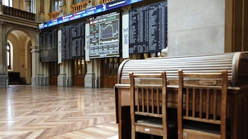 El Ibex 35 abre con una caída del 0,51% y baja de los 17.100 puntos, con el crudo en 105 dólares