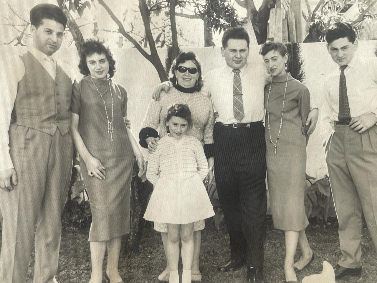_Chiche Gelblung (primero desde la derecha), junto a su hermano Víctor (y su novia), su madre Berta (centro), Olga (la más pequeña) y su hermana Gladys, junto a su pareja
