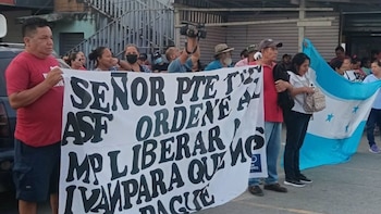 Ciudadanos afectados se suman a la marcha en reclamo de soluciones ante la crisis financiera. (FOTO: X)