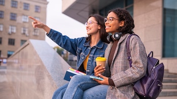 Oficializan becas para 900 estudiantes