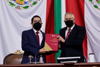 Martí Batres hace entrega del Tercer Informe de Gobierno de labores de la Jefa de Gobierno, Claudia Sheinmabaum.