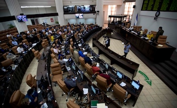 Actualmente un legislador queda suspendido