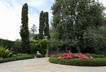 Una vista muestra la entrada a la finca de Meghan, duquesa de Sussex, y el príncipe Harry en Montecito, tras el nacimiento de su segunda hija, Lilibet 'Lili' Diana Mountbatten-Windsor, en el Hospital Santa Barbara Cottage, en Santa Bárbara, California, EE. UU., el 6 de junio de 2021 (REUTERS/Daniel Dreifuss)