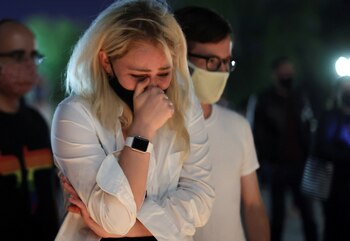 Una mujer llora por la