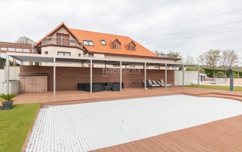 El extenso jardín del lujoso