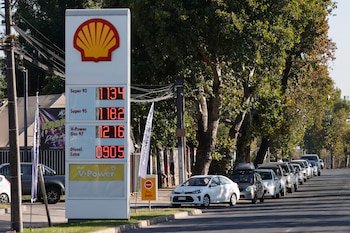 Fotografía que muestra vehículos haciendo fila para abastecerse de combustible este martes, en una estación de servicio, en Santiago (Chile). EFE/ Elvis González