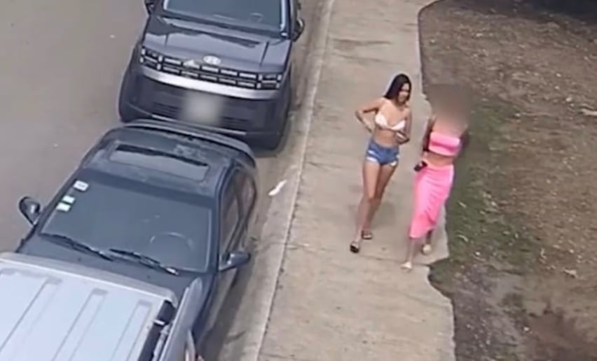 Las cámaras de seguridad captaron a la sospechosa cuando abandonaba el condominio donde fue asesinado el estadounidense, después de permanecer aproximadamente dos horas en el inmueble.