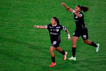 La centrocampista Manuela Pavi (i)