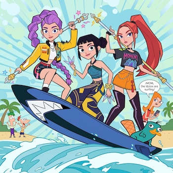 Tres mujeres animadas posan sobre una gran tabla de surf junto a un ornitorrinco azul, con tres personajes en la orilla de una playa