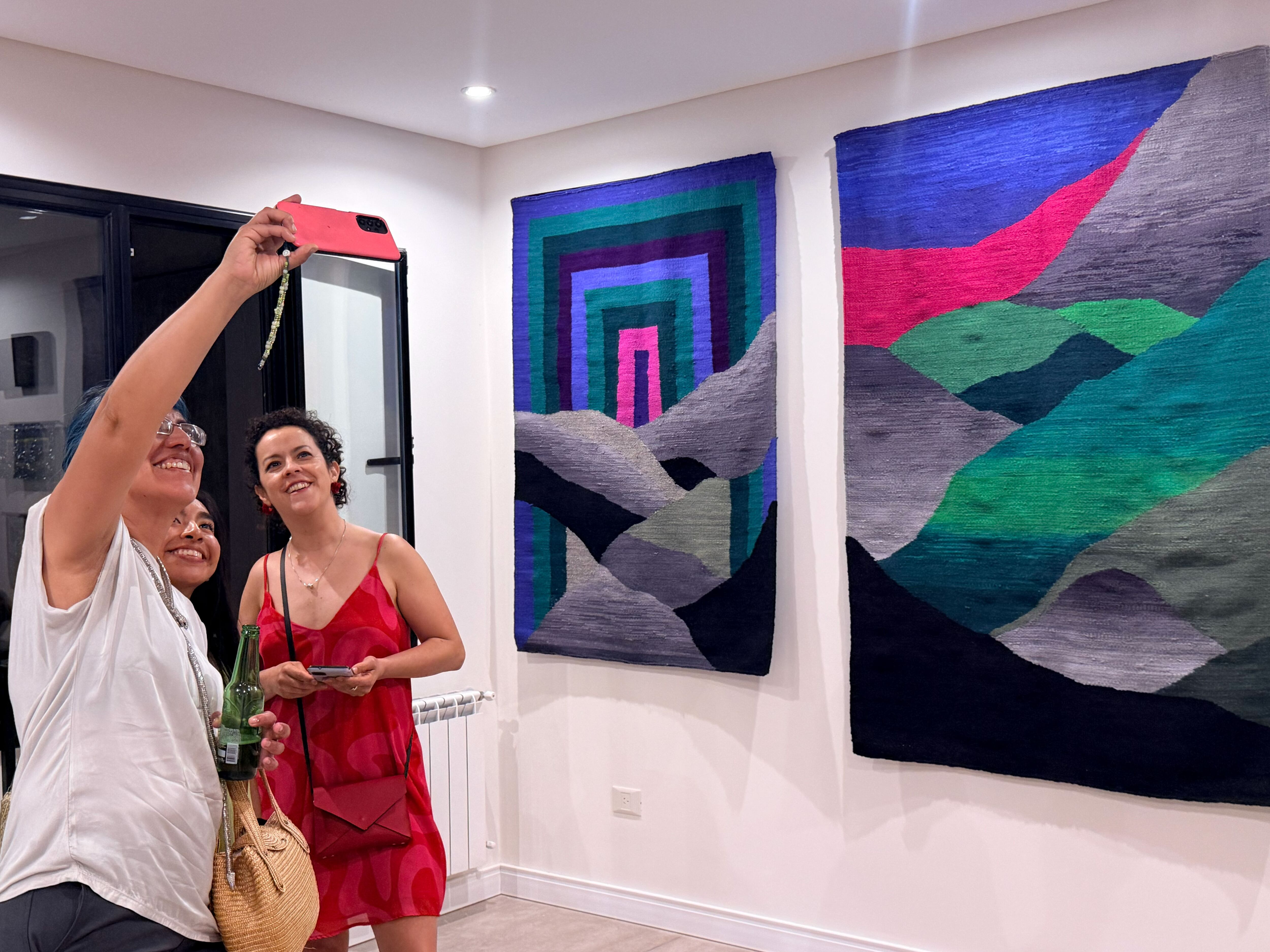 Visitantes junto a obras de Federico Kirschbaum