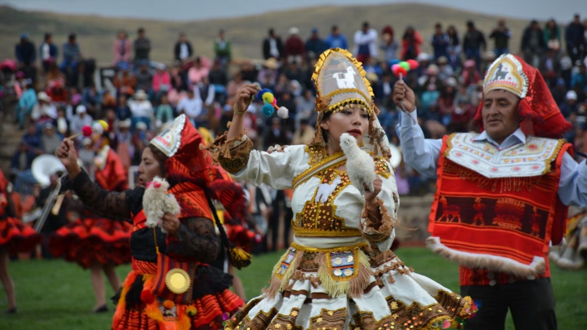 Integrantes de una agrupación folclórica ejecutan la danza de la llamerada ante el público en la región de Puno, Perú. (Andina)