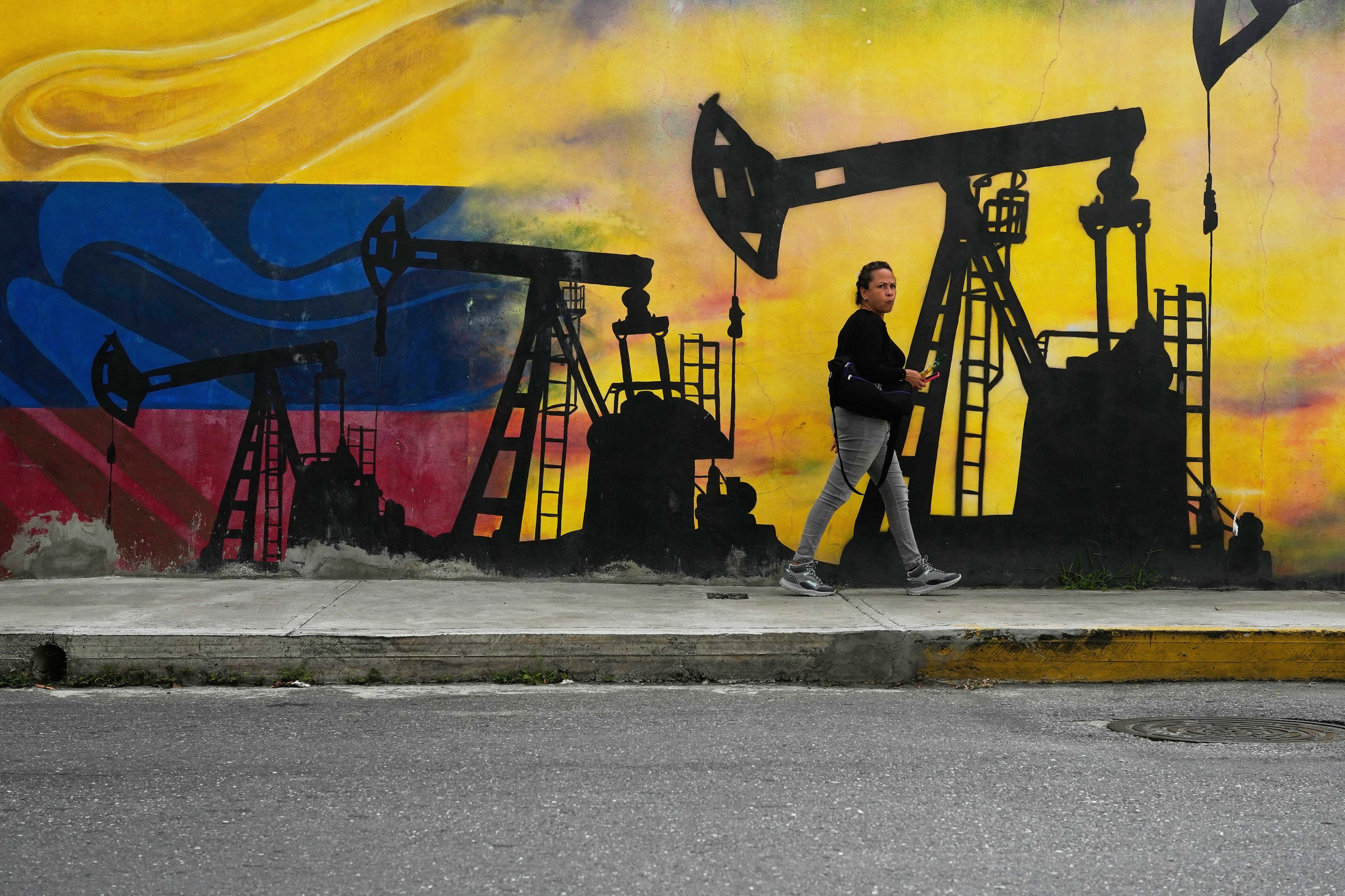 Un mural con imágenes de infraestructura petrolera en Caracas, Venezuela, el 6 de enero del 2026 (AP foto/Matías Delacroix)