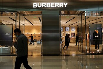 FOTO DE ARCHIVO: Un hombre pasa por delante de una tienda de la marca de lujo Burberry en un centro comercial de Pekín, China, 26 de marzo de 2021. REUTERS/Tingshu Wang