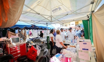 Personal de Salud trabaja en carpas improvisadas para poder atender a los pacientes. (Presidencia)
