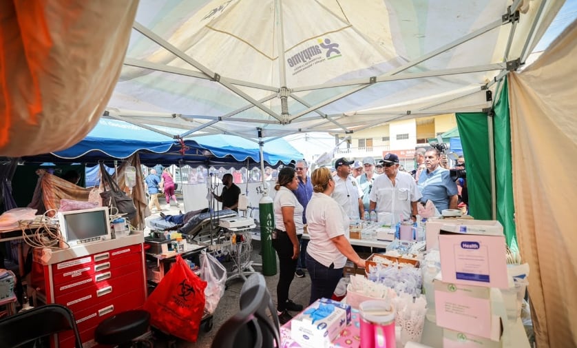 Personal de Salud trabaja en carpas improvisadas para poder atender a los pacientes. (Presidencia)