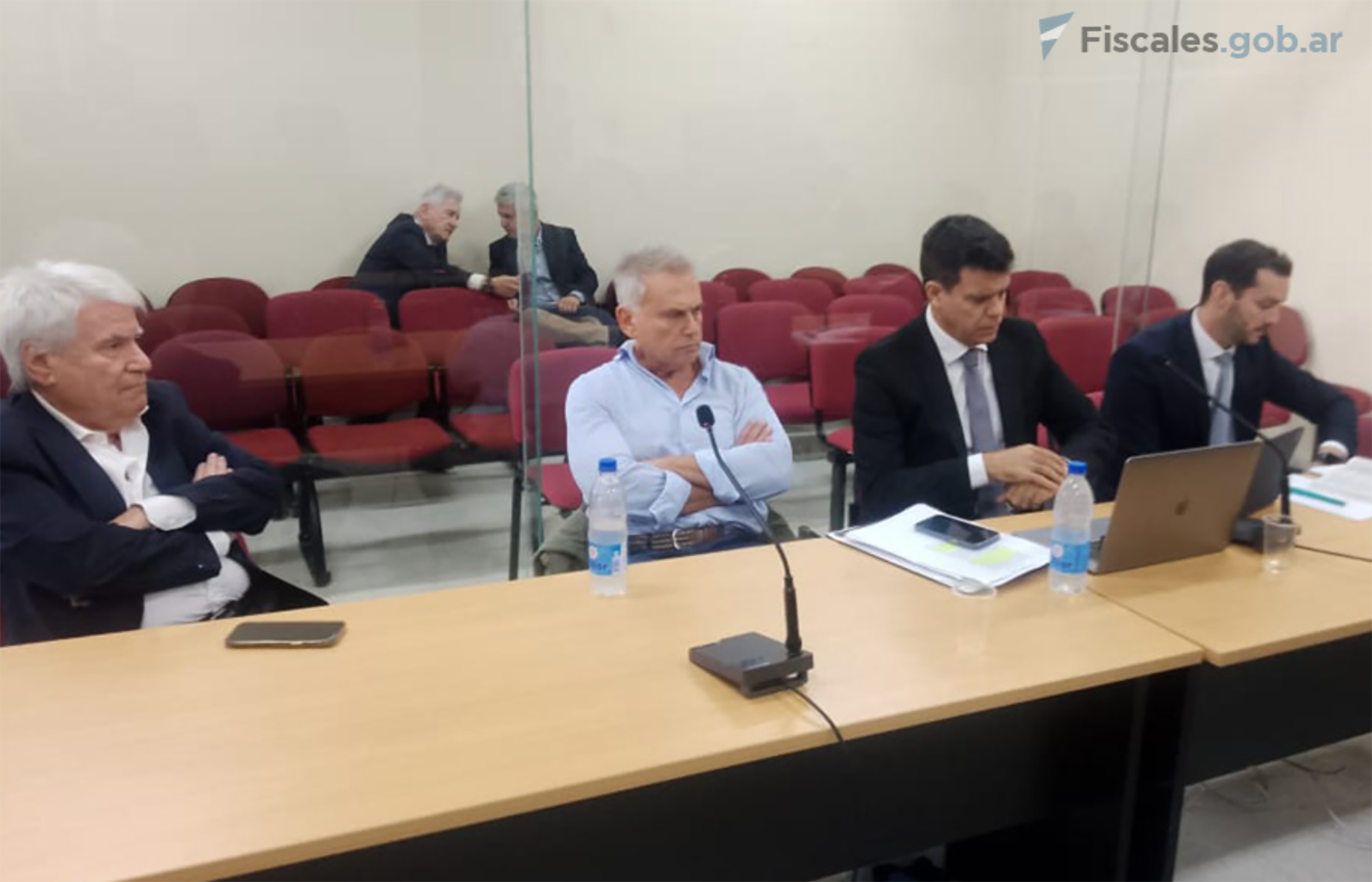 Fernando Whpei (con camisa celeste) en la audiencia de imputación. (Fuente: Fiscales.gob.ar)