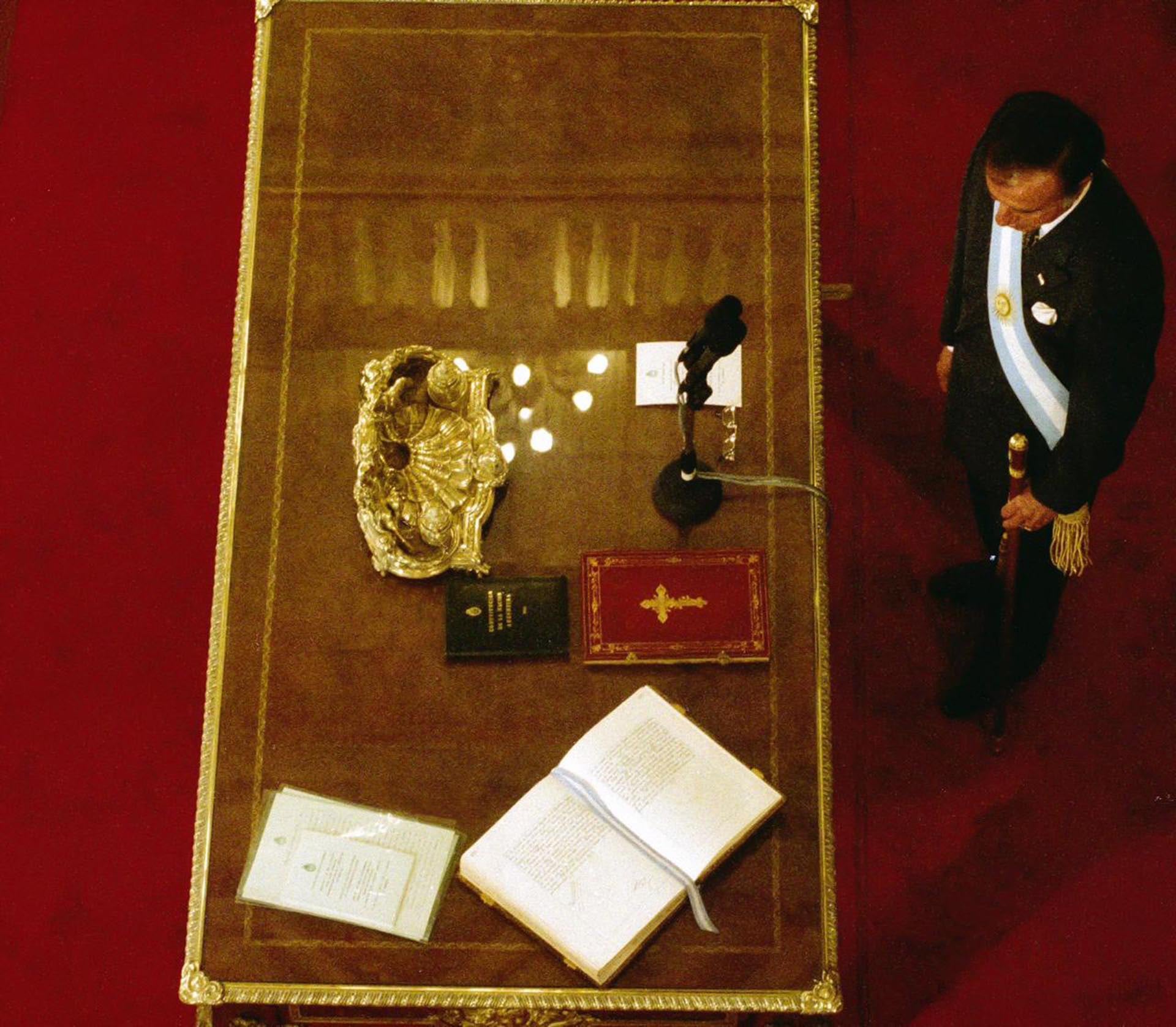 Carlos Menem y la jura como presidente (Victor Bugge)