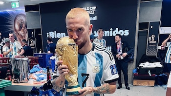 Papu Gómez, el campeón del mundo olvidado: los dos guiños en redes que se mantienen en medio de su silencio