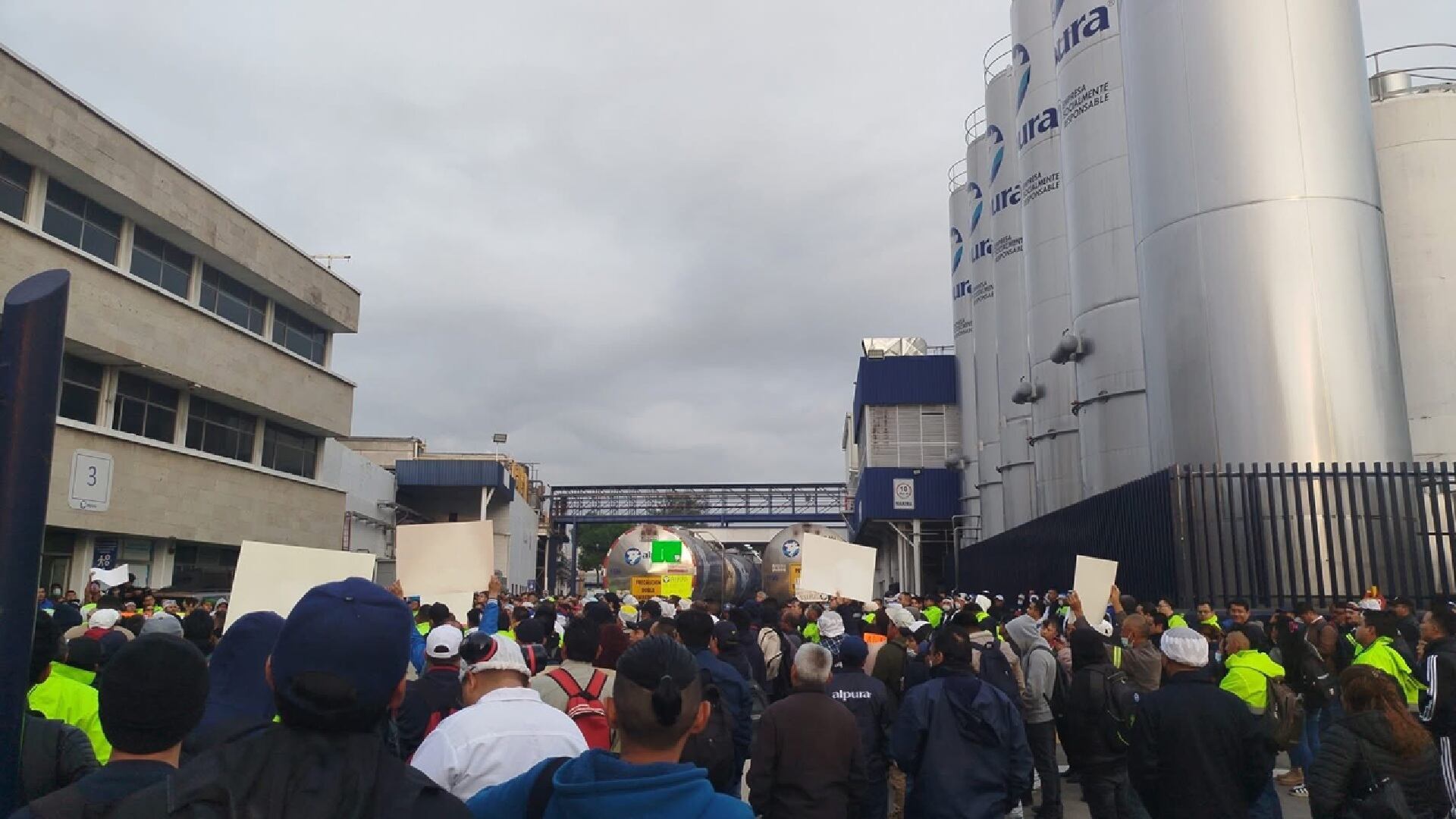Trabajadores de la empresa Alpura se manifiestan en su planta de Cuautitlán Izcalli, Edomex (Viral Zone MX)