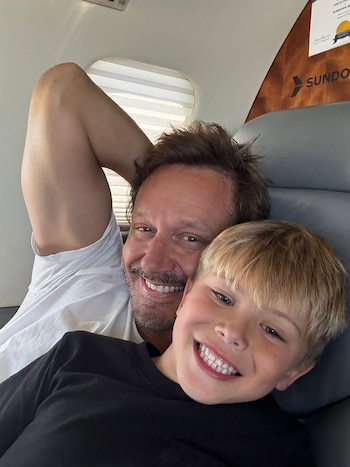 Padre e hijo, sonrientes, en