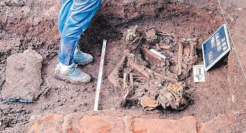 Restos óseos localizados en una fosa de San Sebastián, San Vicente, durante las exhumaciones realizadas en 2018 como parte de la búsqueda de víctimas de la masacre de El Calabozo (Cortesía: LPG).