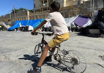 Un niño en la zona de las naves del Tarajal, en Ceuta. (EFE/ Laura Rincón)