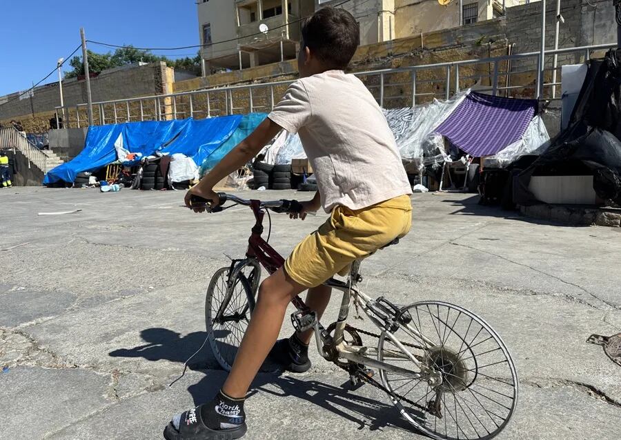 Un niño en la zona de las naves del Tarajal, en Ceuta. (EFE/ Laura Rincón)