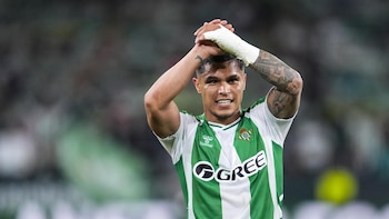 Juan Camilo Hernández se lesionó contra Barcelona y no jugará con Real Betis durante varias semanas: tampoco estará con la selección Colombia