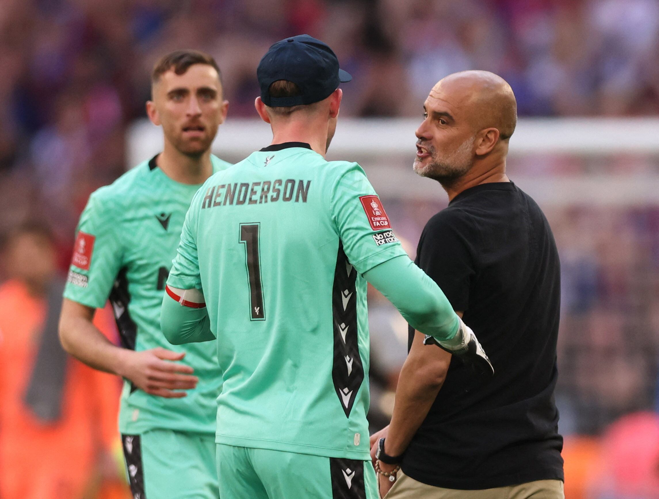El cruce entre Pep Guardiola y Dean Henderson tras la final de la FA Cup que ganó el Crystal Palace (REUTERS/David Klein)