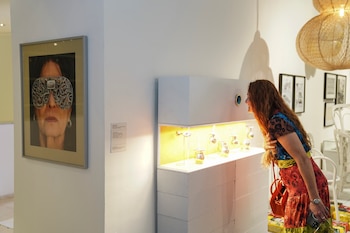 Una visitante frente a la