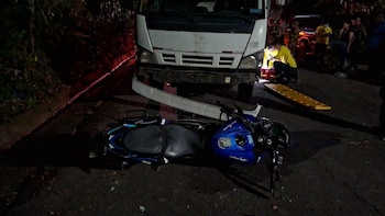 Un motociclista resultó lesionado tras chocar con un camión en Santa María Ostuma y fue trasladado al Hospital Nacional Santa Teresa. (Foto cortesía redes sociales)