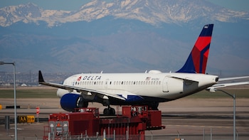 Delta Air Lines suspendió el servicio de comidas y bebidas: a qué vuelos afecta