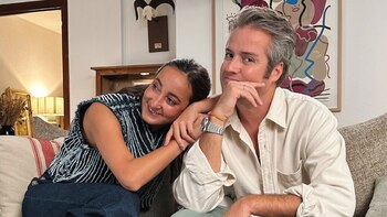 Lucía Pombo junto a su