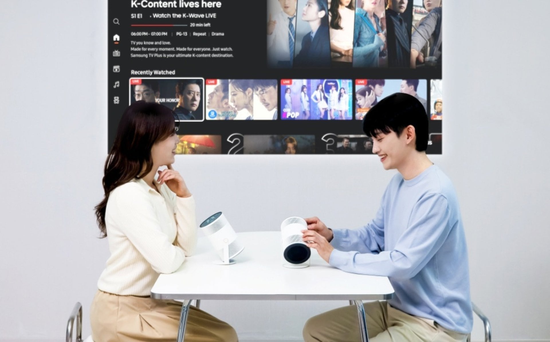 El proyector Freestyle+ de Samsung optimiza la pantalla al espacio con IA y da acceso directo a contenido en streaming