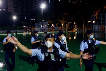 La policía desaloga a los manifestantes del parte del Parque Victoria, donde se celebraba la vigilia con velas, un día antes del 33º aniversario de la represión de las manifestaciones prodemocráticas en la plaza de Tiananmen de Pekín, en Hong Kong, China, el 3 de junio de 2022. (REUTERS/Tyrone Siu)