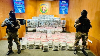 Interceptaron 749 paquetes de cocaína en dos embarcaciones frente a las costas de Baní (Foto cortesía Embajada de Estados Unidos)
