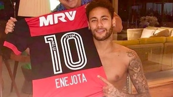 Neymar con la camiseta de