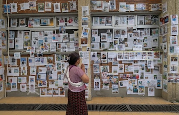 Una persona este jueves frente a fotografías de personas desaparecidas tras las inundaciones repentinas en el Hospital Universitario de Enseñanza de Tribhuvan (TUTH) en Katmandú, Nepal. EFE/ Narendra Shrstha