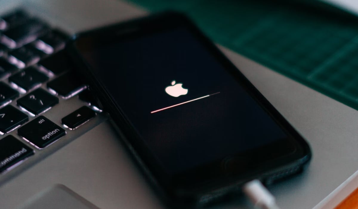 Lo que debes tener en cuenta si decides cargar tu iPhone en la cama. (Unsplash)